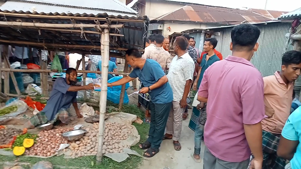 রূপসার বামনডাঙ্গা বাজারে জিএম কামরুজ্জামান টুকুর গণসংযোগ ও লিফলেট বিতরণ