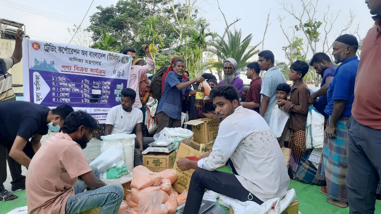 বাগেরহাটের মোরেলগঞ্জে ঈদ-উল আযহা উপলক্ষে টিসিবি পন্য বিক্রয় শুরু