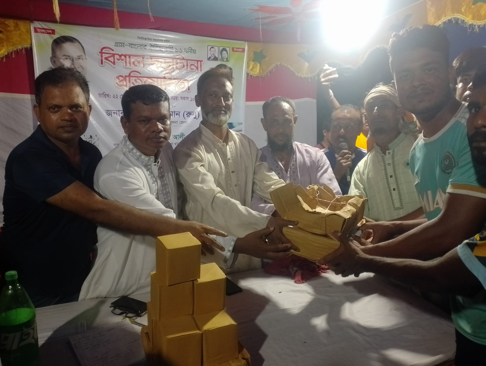 খুলনার রূপসা উপজেলার দূর্জনীমহলে উৎসবমুখর পরিবেশে অনুষ্ঠিত হয়েছে ১৬ দলীয় দড়াটানা প্রতিযোগিতা