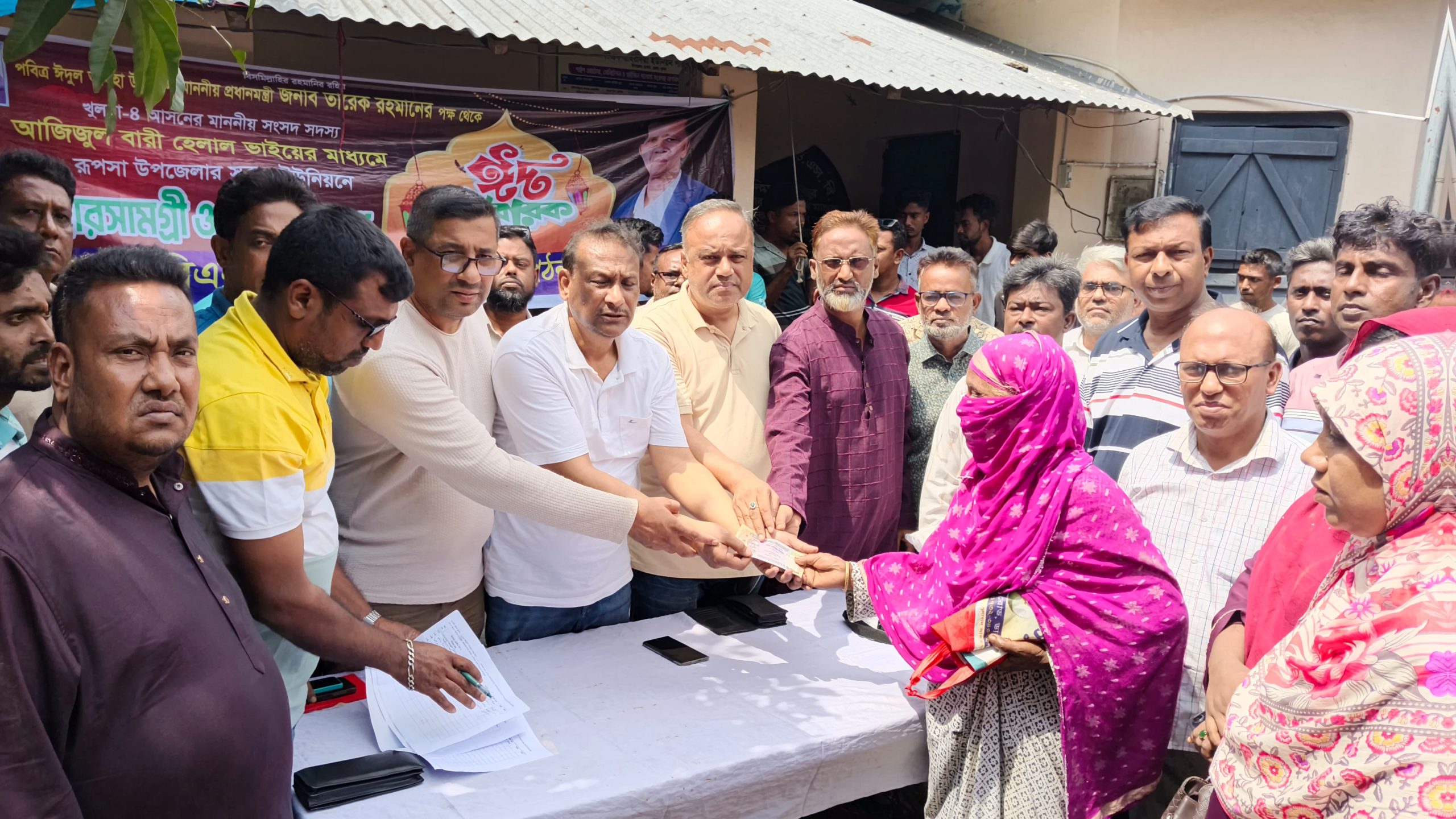 রূপসায় প্রধানমন্ত্রী তারেক রহমানের পক্ষে ঈদ উপহার বিতরণ