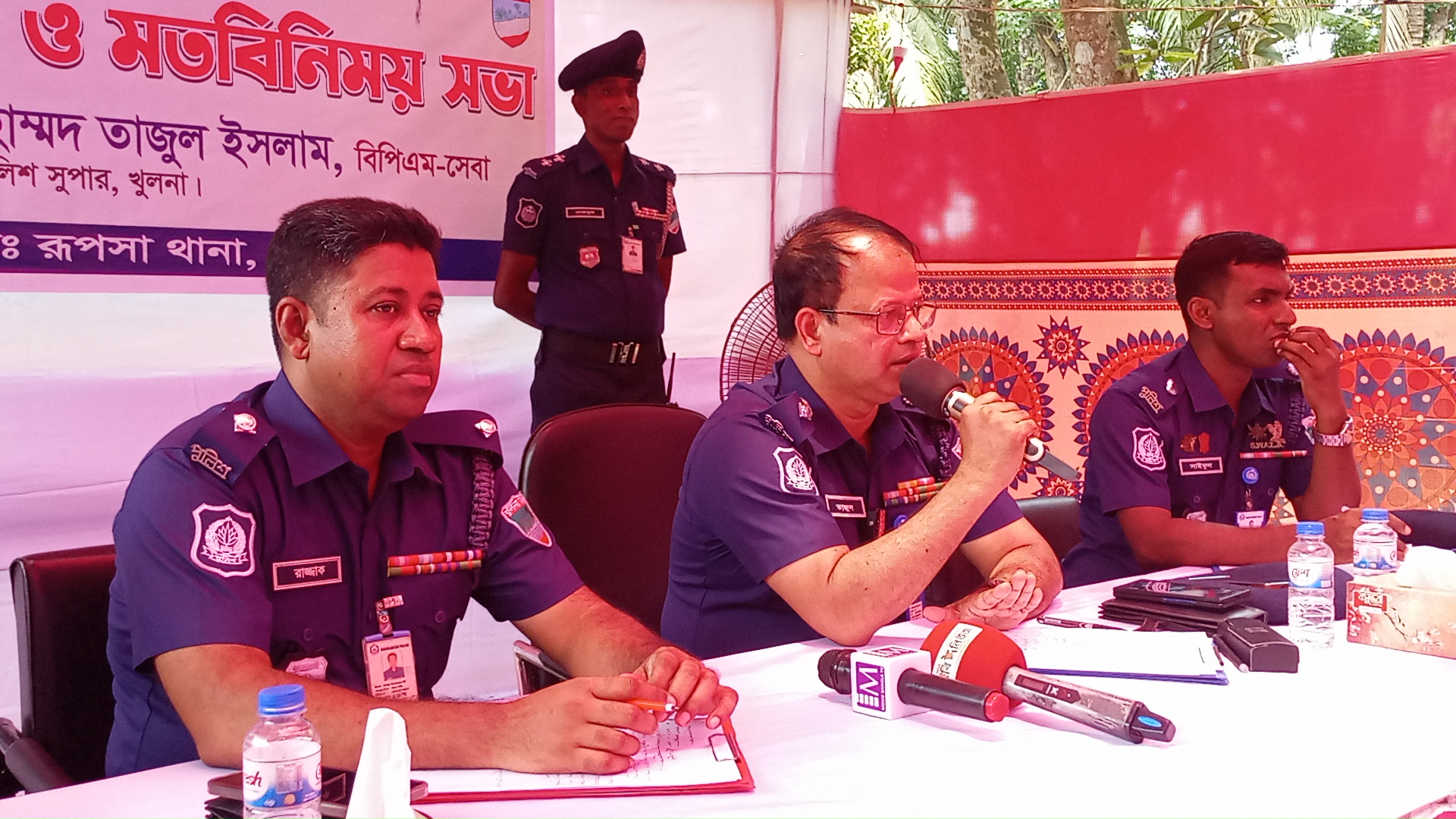 পুলিশ হবে জনগণের সেবক এবং সাধারণ মানুষের নিরাপত্তার স্বার্থে অবৈধ ট্রলির বিরুদ্ধে কঠোর ব্যবস্থা গ্রহণ করা হবে।পুলিশ সুপার তাজুল ইসলাম