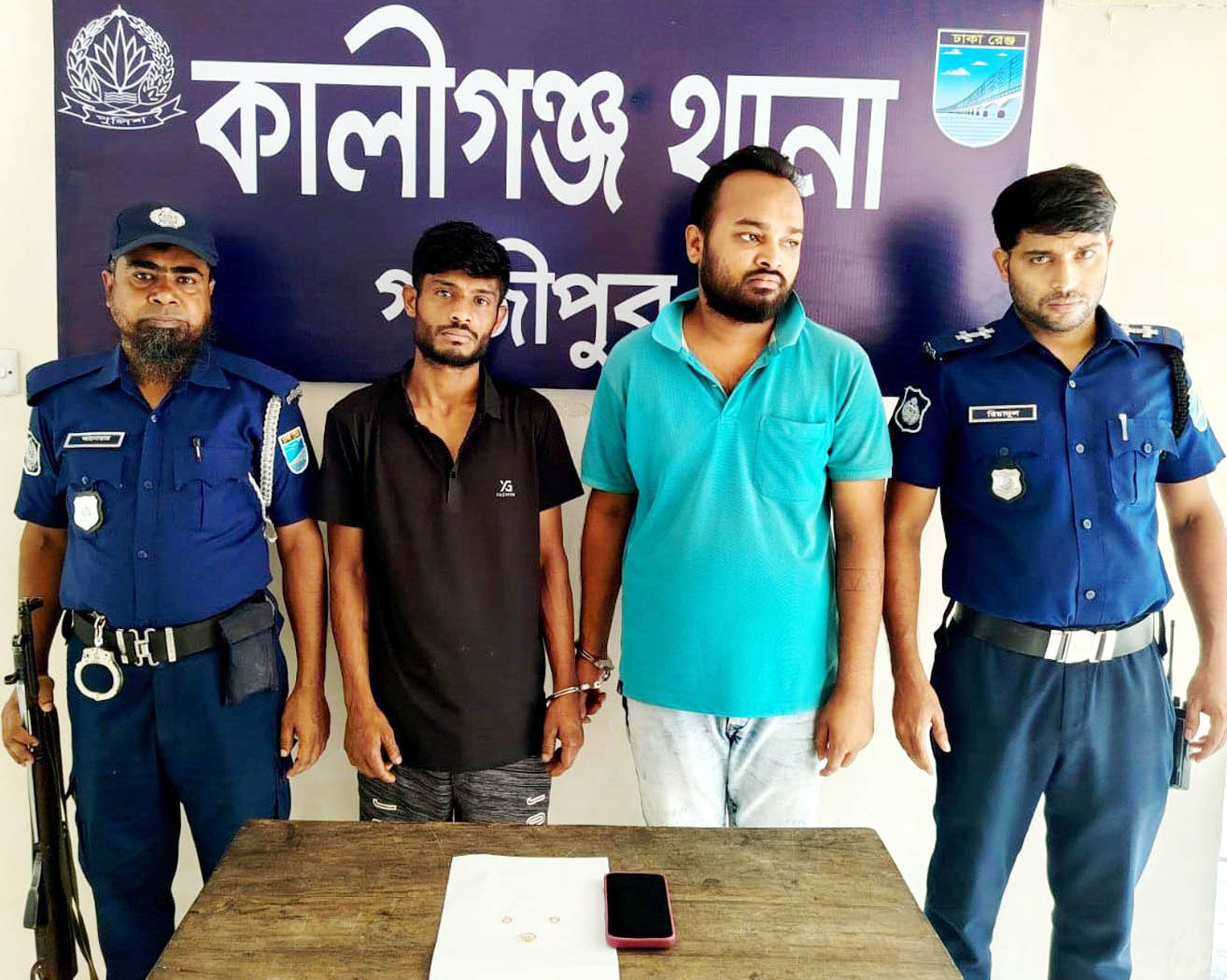 কালীগঞ্জে সিএনজি চালকের বেশে ছিনতাই-মালামালসহ গ্রেপ্তার দুইজন
