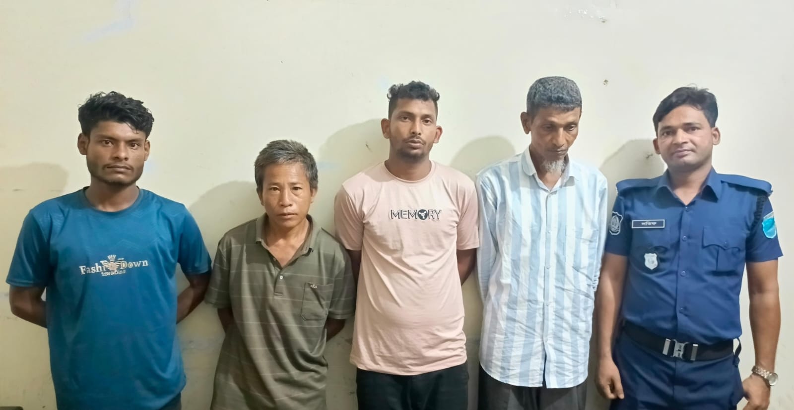 রাঙ্গামাটিতে কোতয়ালী পুলিশের বিশেষ অভিযান: চোলাইমদ ও সাজাপ্রাপ্ত আসামিসহ গ্রেফতার ৪