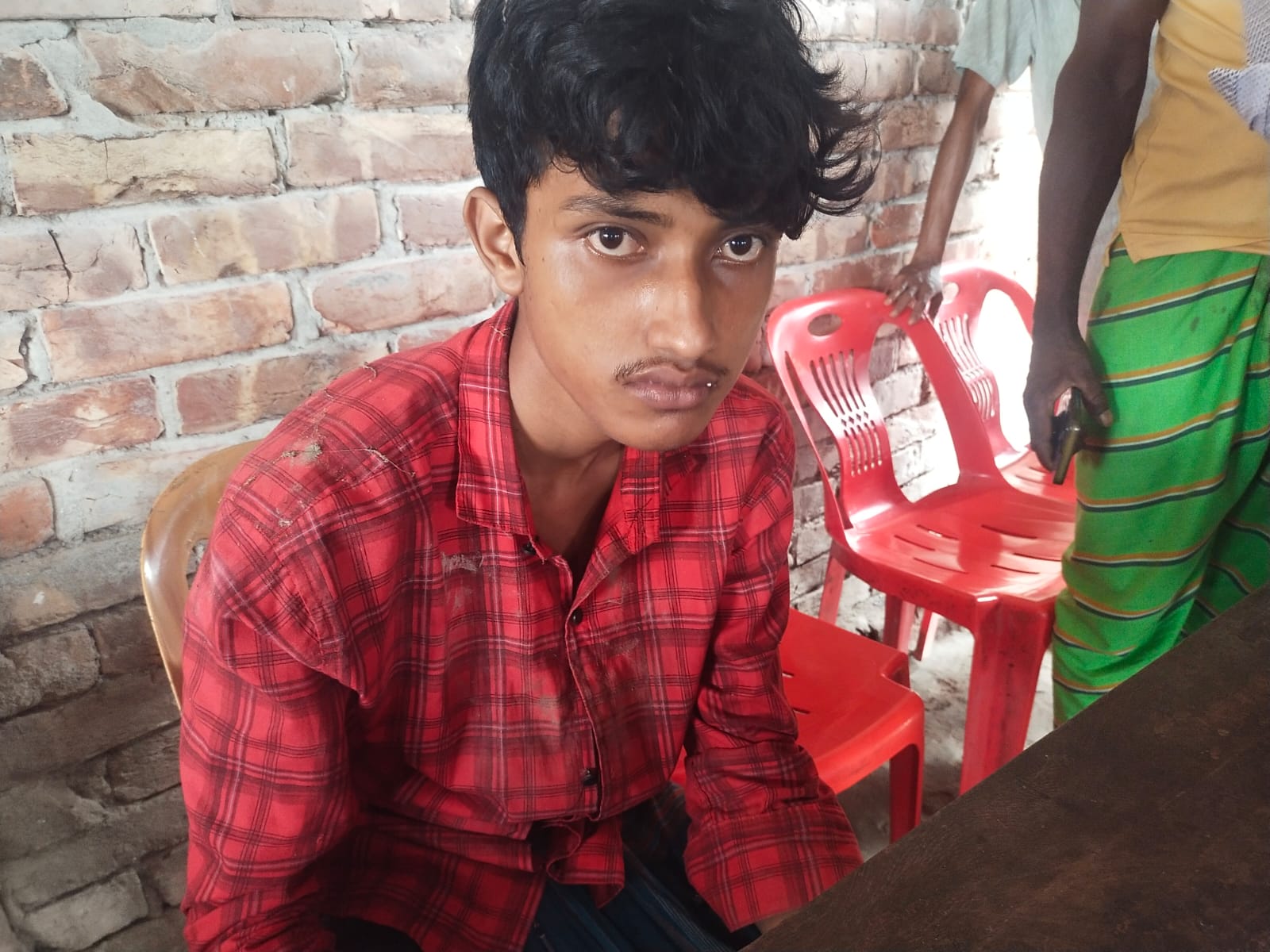 বটিয়াঘাটায় চোর চুরি করতে গিয়ে দোকানই ঘুমিয়ে পড়ে ধরা খেলো