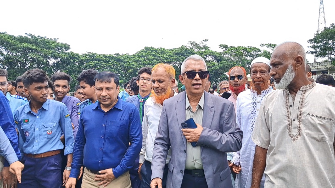 মোরেলগঞ্জে শৈশবের বিদ্যালয়ে হেলিকপ্টারে চড়ে এলেন সাবেক শিক্ষার্থী