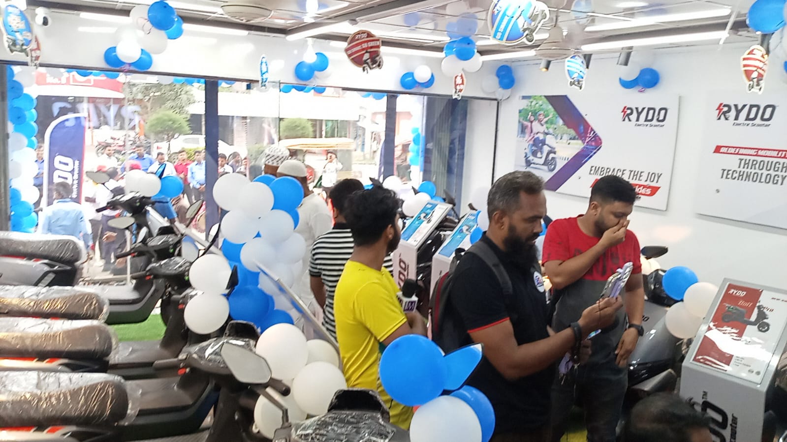 রাইডো ইলেকট্রিক স্কুটারের গল্লামারী শাখার উদ্বোধন, গ্রাহকের হাতে প্রতীকী চাবি হস্তান্তর
