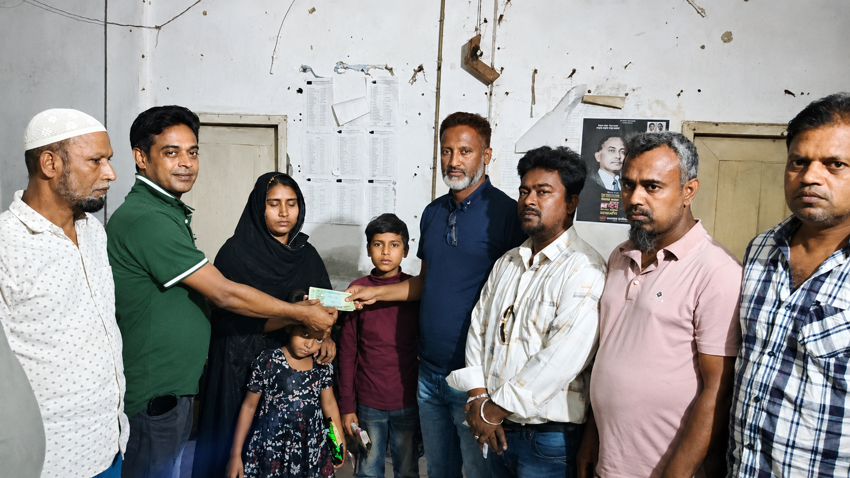 মানবিকতার উজ্জ্বল দৃষ্টান্ত: চিকিৎসাধীন রফিকুলের পাশে এমপি আজিজুল বারী হেলাল