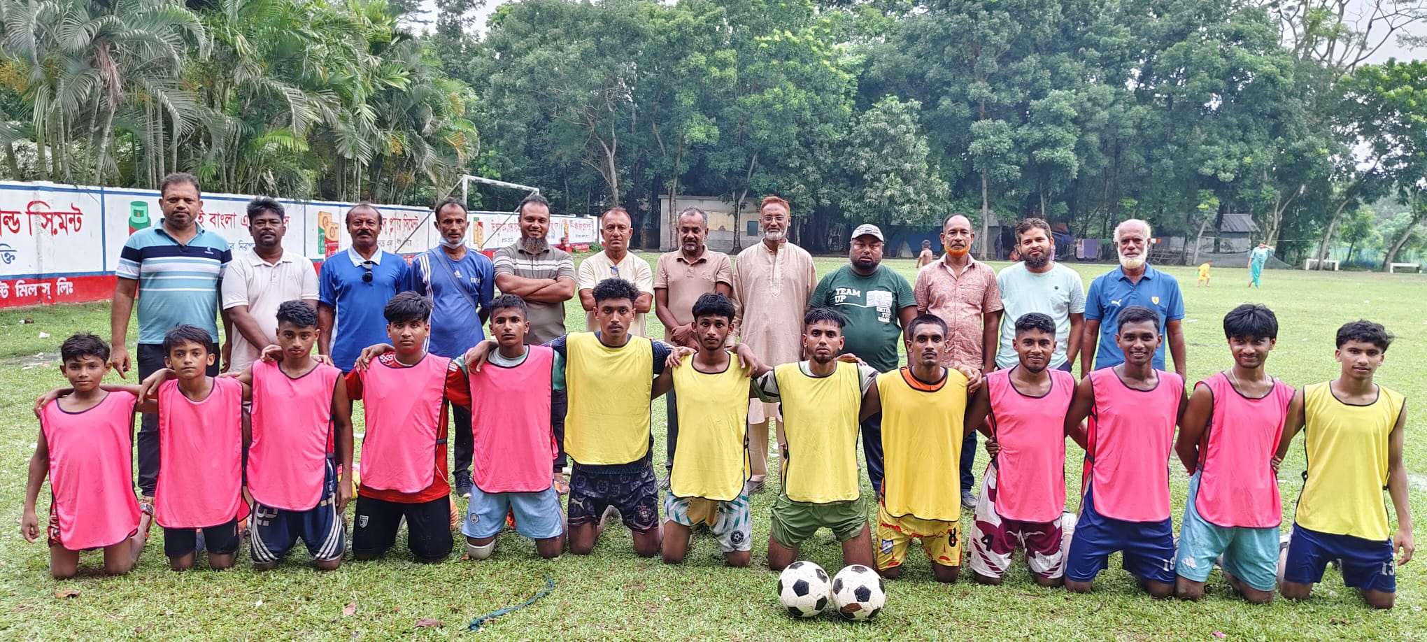 ক্রীড়া হবে পেশা পরিবার পাবে ভরসা বেগম খালেদা জিয়া স্মৃতি ১৬ দলীয় আন্তঃইউনিয়ন ফুটবল টুর্নামেন্টে ক্ষুদে খেলোয়াড়দের মাঝে এ্যাপ্রোন বিতরণ