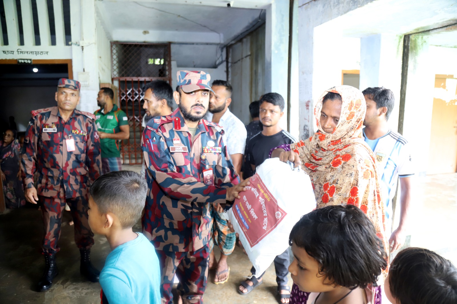কাপ্তাইয়ে পাহাড়ধসে ক্ষতিগ্রস্তদের পাশে বিজিবি, জরুরি ত্রাণ বিতরণ