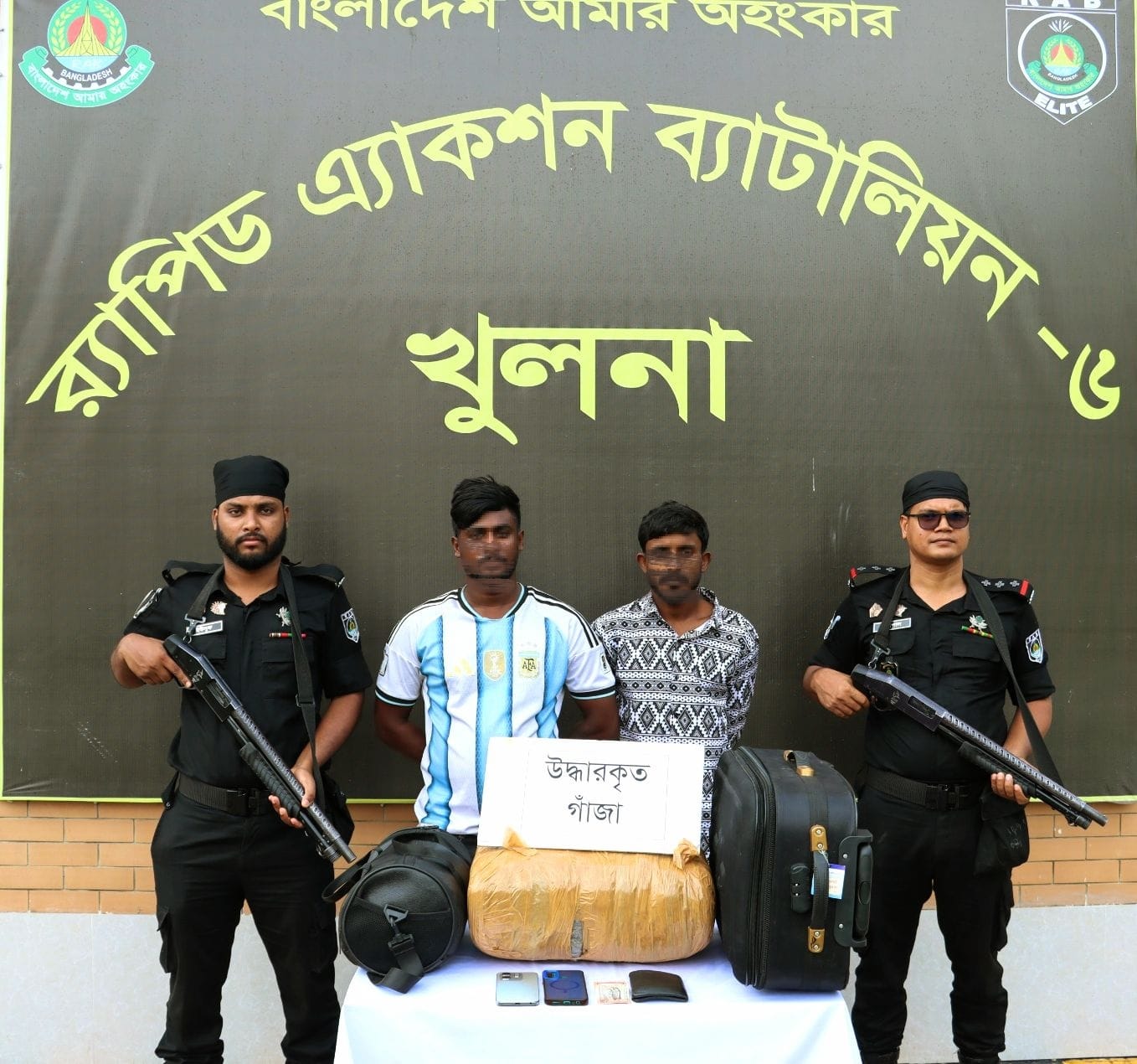 রূপসায় ১০ কেজি গাঁজাসহ দুই মাদক ব্যবসায়ী গ্রেপ্তার