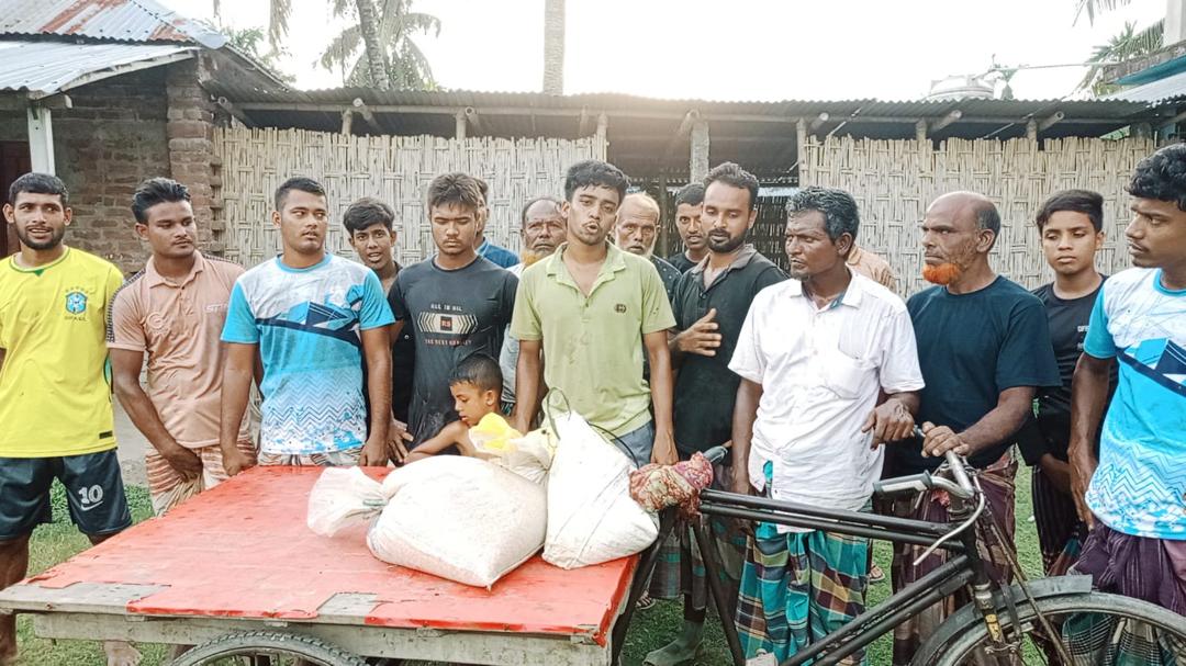 লোহানীপাড়ায় অসহায় এক পরিবার কে ভ্যান দিলেন: রায়হান কবির মিল্টন