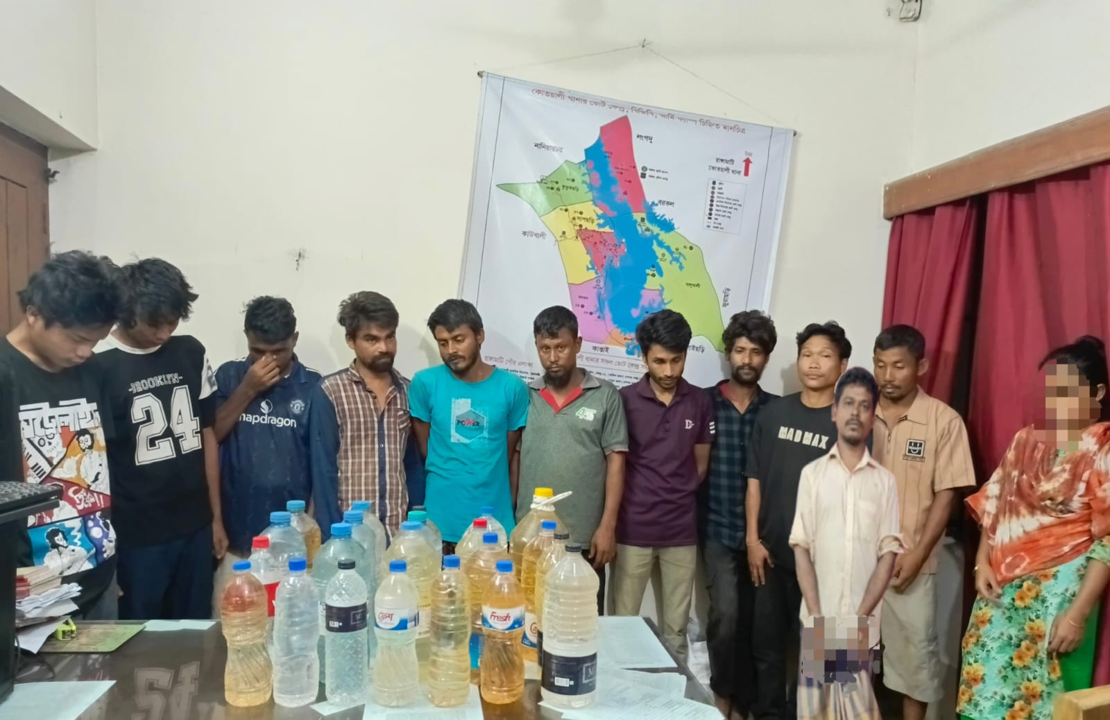 কোতয়ালী থানার বিশেষ অভিযানে ১২ আসামি গ্রেফতার, ৪০ লিটার চোলাই মদ উদ্ধার