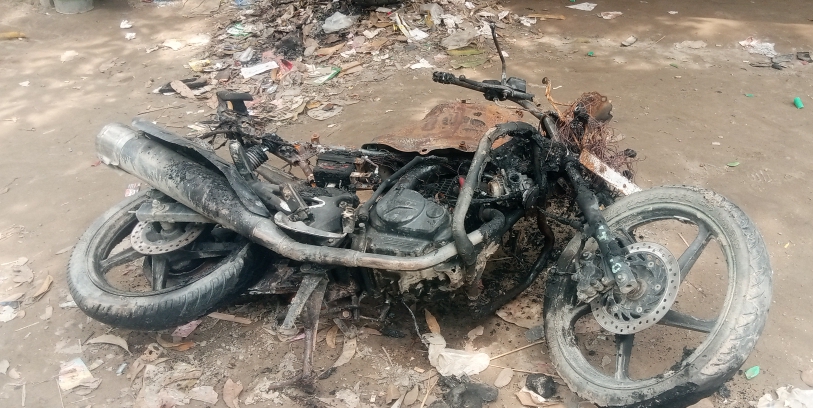 বদরগঞ্জে ব্যবসায়ীর মোটরসাইকেলে আগুন, বাড়িতে ঢুকে স্বর্ণালংকার ও নগদ টাকা লুটের অভিযোগ