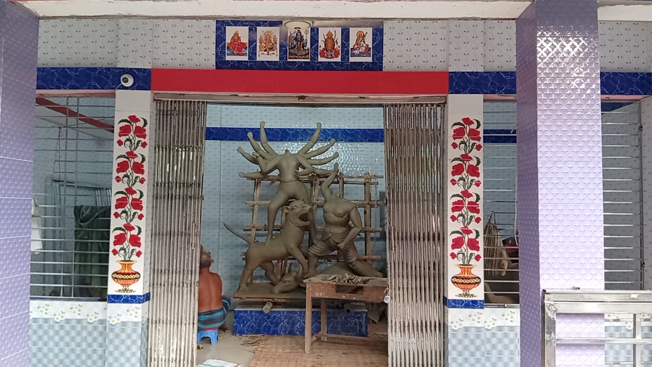 রূপসায় প্রতিমা তৈরিতে ব্যাস্ত সময় পার করছে প্রতিমা তৈরির কারিগররা