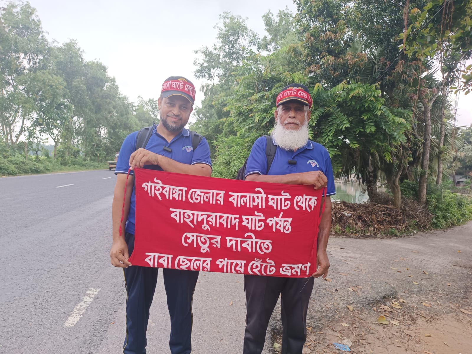 সেতুর দাবিতে বাবা ছেলের পায়ে হেঁটে দেশ ভ্রমণ