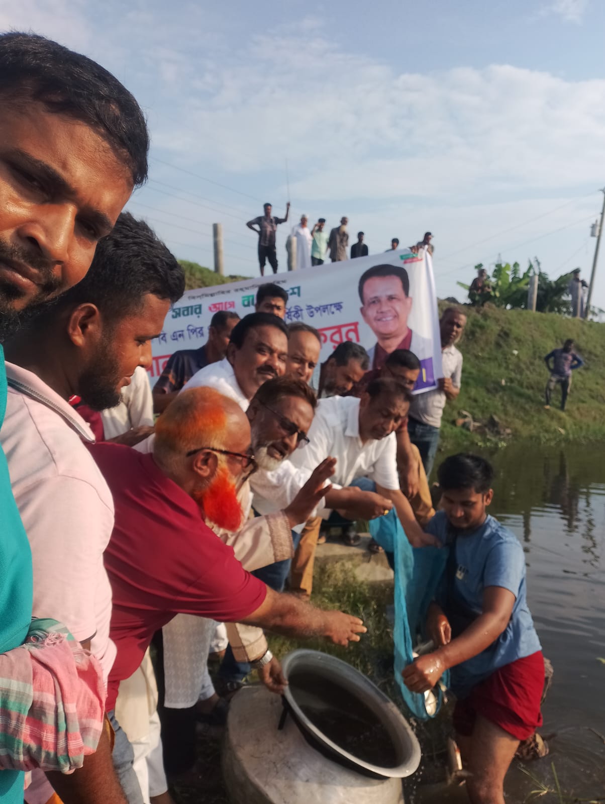 বিএনপির ৪৮তম প্রতিষ্ঠাবার্ষিকী উপলক্ষে রূপসায় পদ্ম বিলের খালে মাছ অবমুক্ত