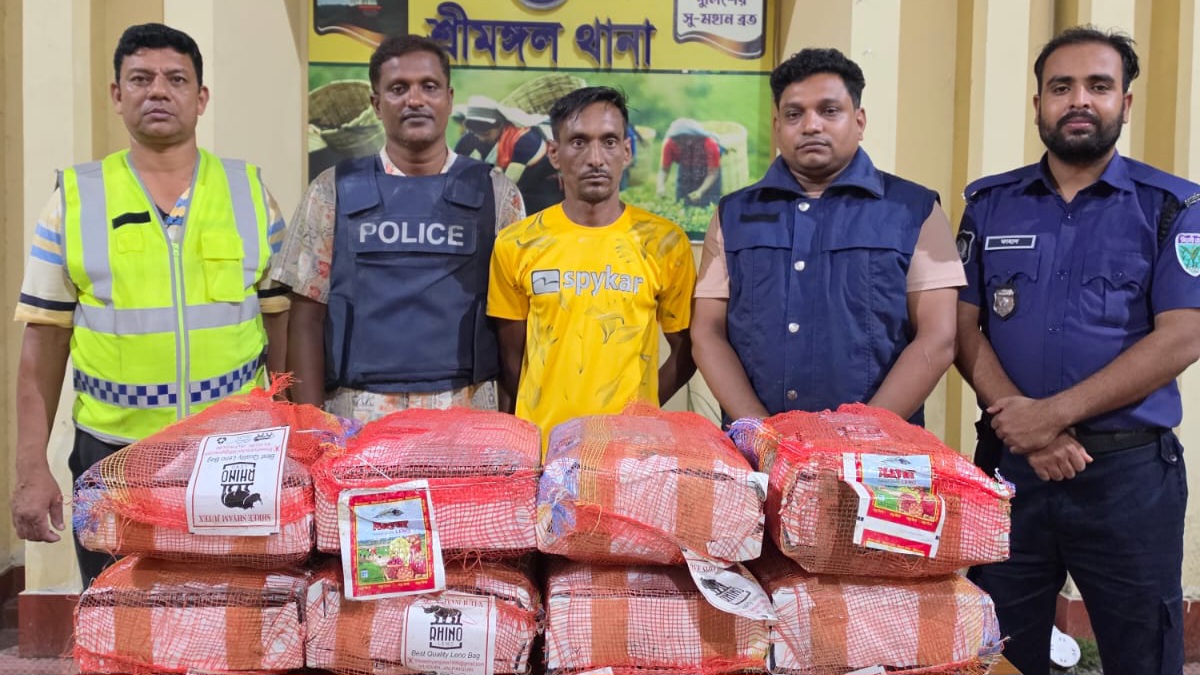 শুল্ক ফাঁকি দিয়ে ৩২ হাজার শলাকা বিদেশি সিগারেটসহ একজন আটক