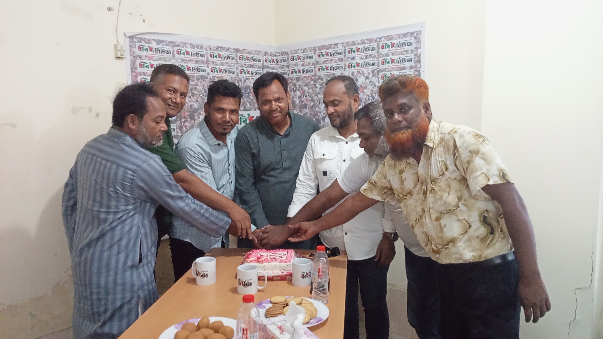 দৈনিক ইবি নিউজের ৫৭ হাজার ফলোয়ার পূর্তি উপলক্ষে কেক কেটে উৎযাপন করলো ইবি পরিবার