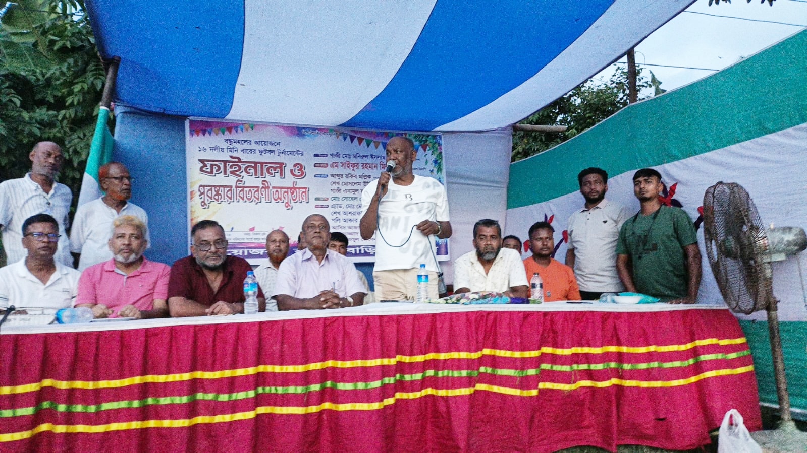 দিঘলিয়ায় জমকালো আয়োজনে বন্ধুমহলের ১৬ দলীয় মিনি বারের ফুটবল টুর্নামেন্টের ফাইনাল ও পুরষ্কার বিতরণী অনুষ্ঠিত