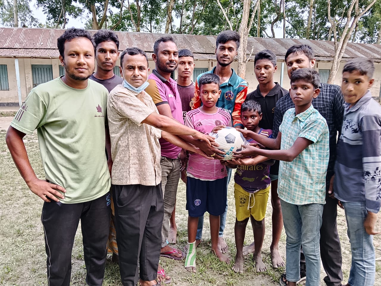 পীরগাছায় শিক্ষার্থীদের মাঝে ফুটবল বিতরণ করলেন ইউপি সদস্য পদপ্রার্থী জুয়েল রানা