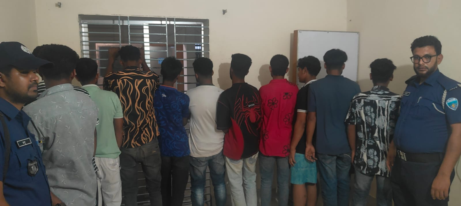 হাজীগঞ্জে রাতে ঘোরাফেরা, ১১ কিশোরকে আটক করে অভিভাবকের জিম্মায় দিল পুলিশ