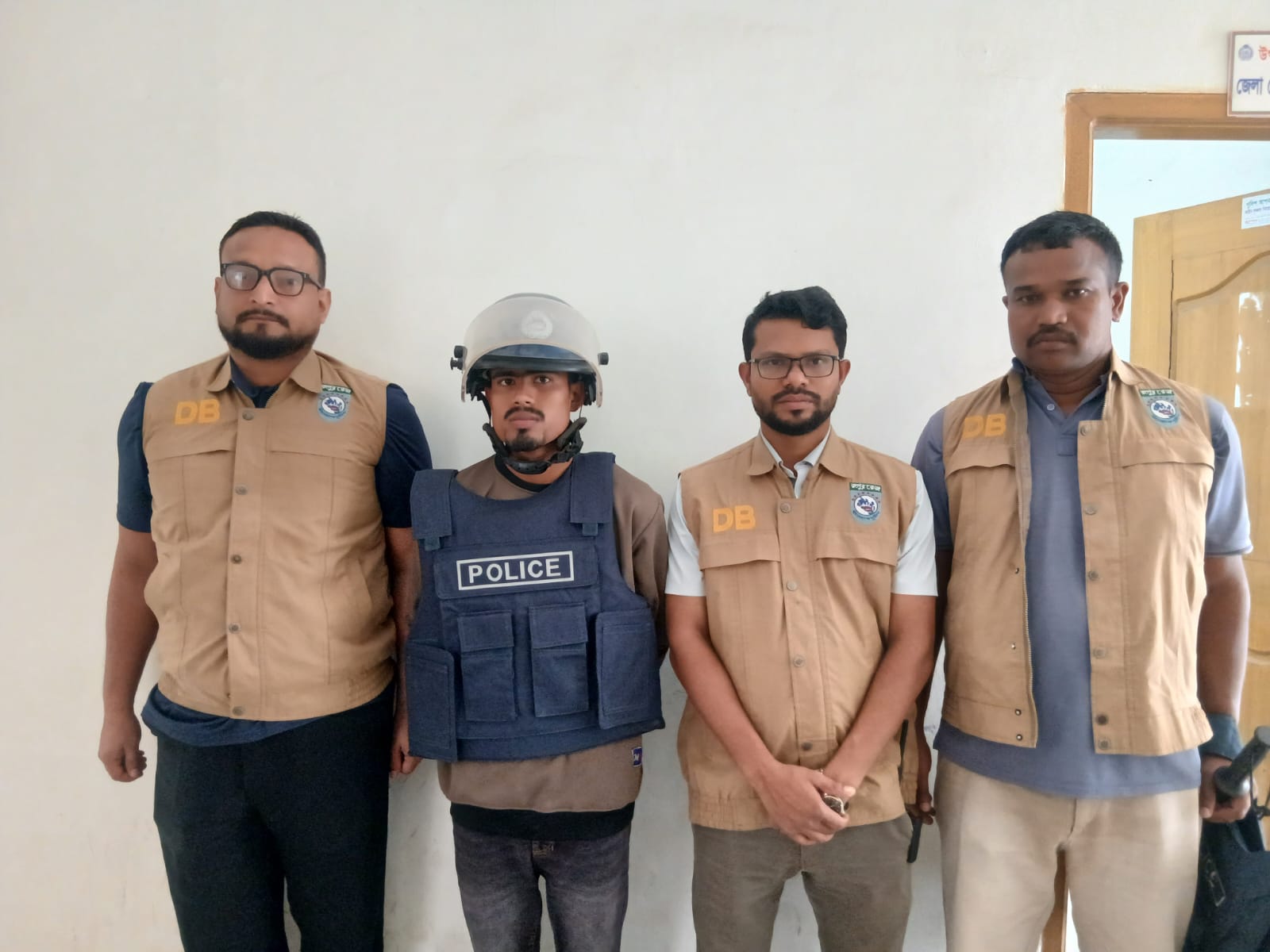 ‎রংপুরে ধর্ম অবমাননার অভিযোগে মূল অভিযুক্ত কে গ্রেপ্তার করেছে ডিবি পুলিশ, উত্তেজনার জেরে বাড়িঘরে ভাঙচুর