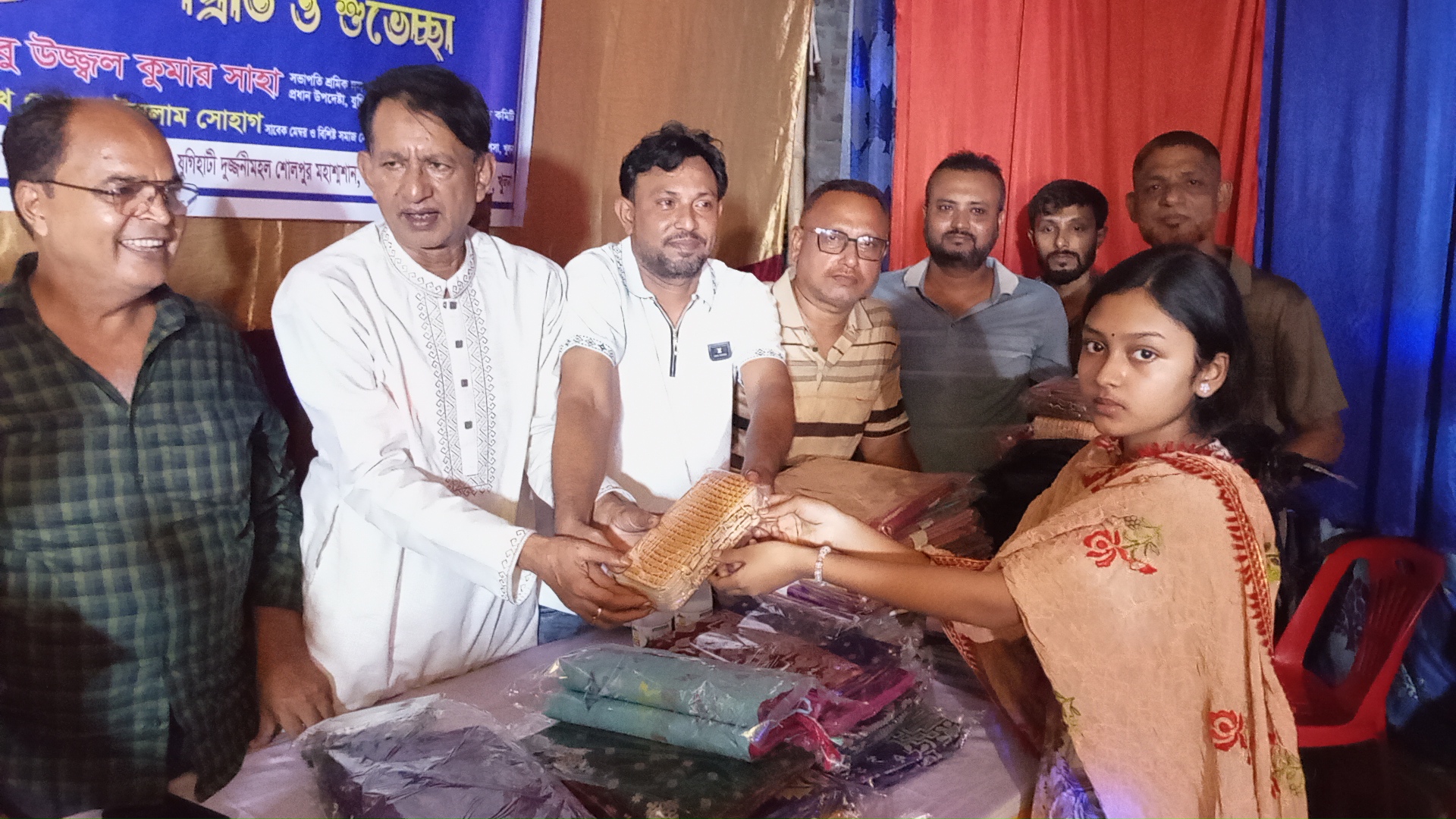 রূপসার ঋষিপাড়ায় শারদীয় দুর্গাপূজা উপলক্ষে শাড়ি, লুঙ্গি ও শিশুদের ব্যাগ উপহার বিতরণ