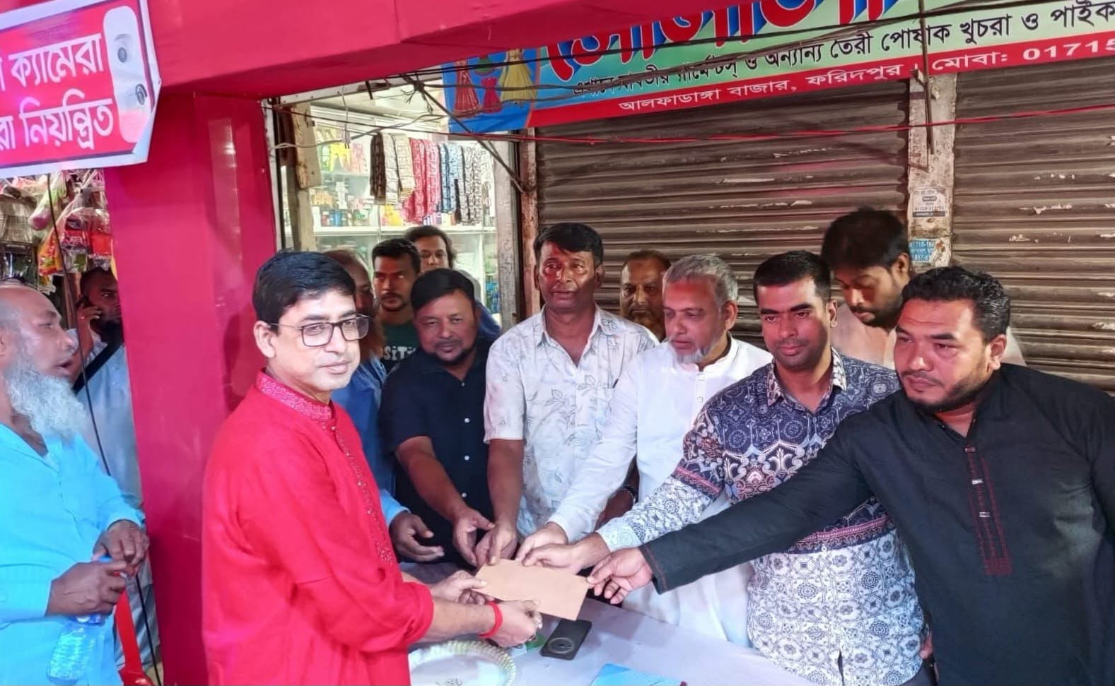 ফরিদপুরের আলফাডাঙ্গায় পূজামণ্ডপ পরিদর্শন করেন পৌর মেয়র প্রার্থী বিএনপির সভাপতি আব্দুল মান্নান মিয়া আব্বাস