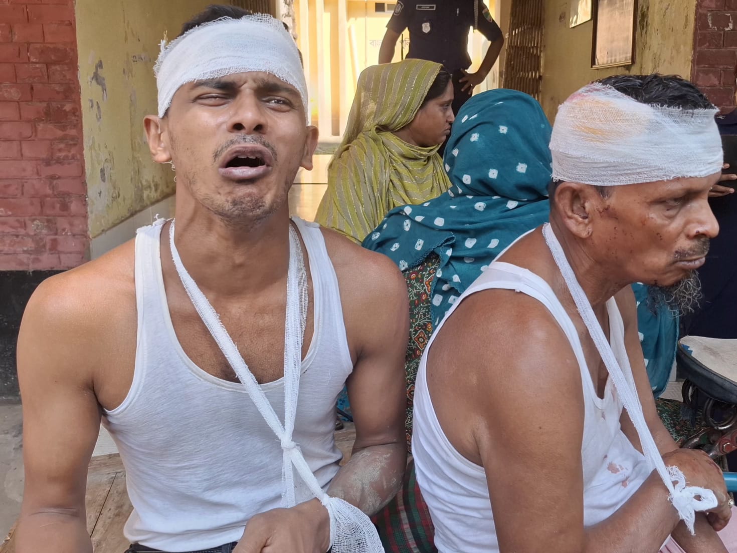 দিঘলিয়ায় জমিজমা সংক্রান্ত বিরোধের জের ধরে দুই পক্ষের সংঘর্ষ আহত ৫
